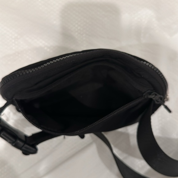 Lululemon everywhere belt bag. 1L. Black. - Picture 3 of 5